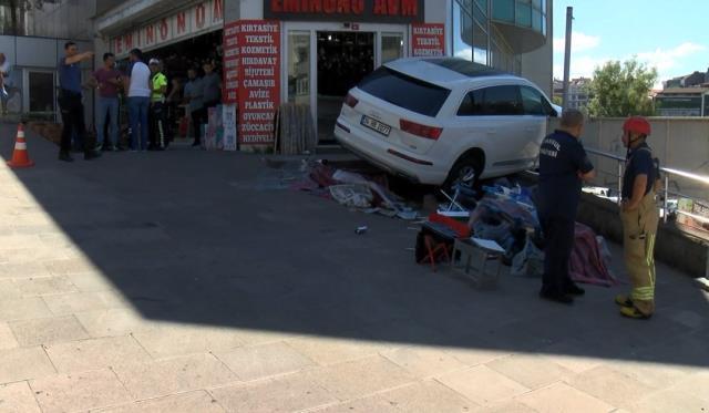 Kontrolü kaybeden sürücü gelin ve kayınvalidesini ezdi! O anlar anbean kamerada Kontrolü kaybeden sürücü gelin ve kayınvalidesini ezdi! O anlar anbean kamerada