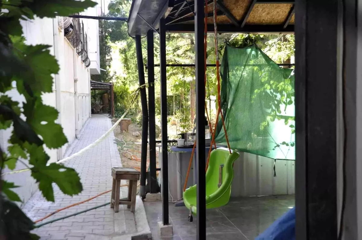 Kuşları ürkütmek için tüfekle havaya ateş açtı, salıncakta sallanan çocuğu yaraladı
