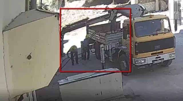 Pes dedirten hırsızlık! Güpegündüz bakır kabloları vinçle sökerek çaldılar Pes dedirten hırsızlık! Güpegündüz bakır kabloları vinçle sökerek çaldılar