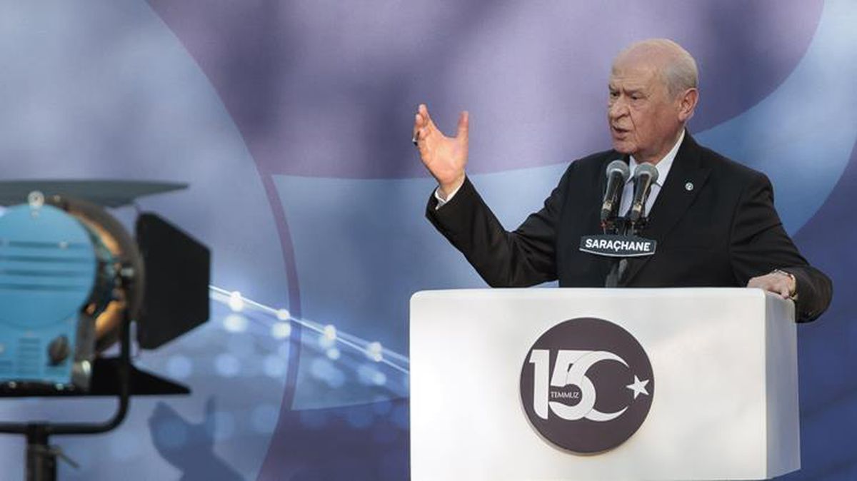 Saraçhane'deki 15 Temmuz anmasına konuşma metninin dışına çıkan Bahçeli'nin sözleri damga vurdu
