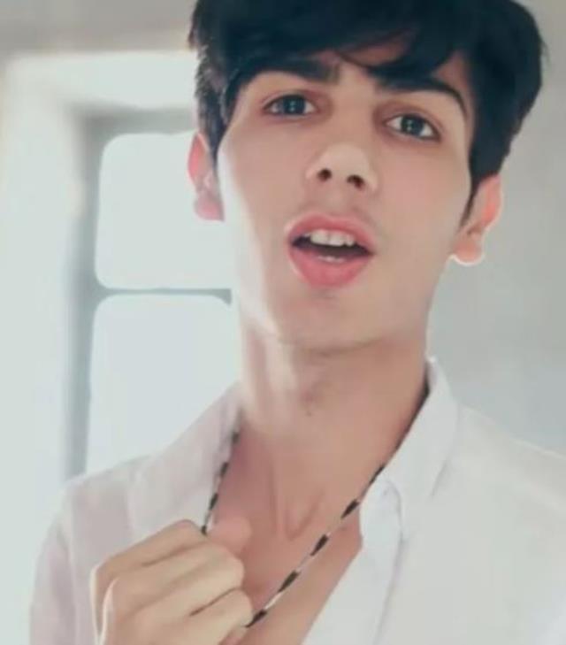 Estetikle bambaşka birine dönüşen Taha Duymaz'dan takipçisine 'kepçe kulak' cevabı