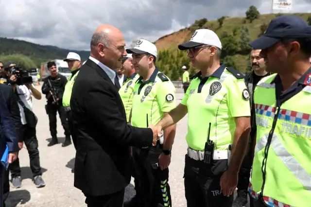 İçişleri Bakanı Soylu, trafik tedbirlerini havadan ve karadan denetledi