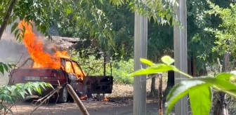 Osmaniye'de park halindeki otomobil alev alev yandı