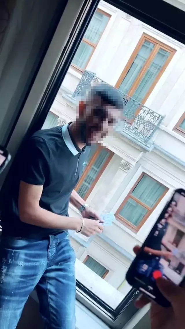 Beyoğlu'ndaki otelin penceresinden tomar tomar dolar saçan şahıs yakalandı Beyoğlu'ndaki otelin penceresinden tomar tomar dolar saçan şahıs yakalandı