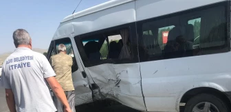 Ağrı'da hafif ticari araçla minibüs çarpıştı, 12 kişi yaralandı