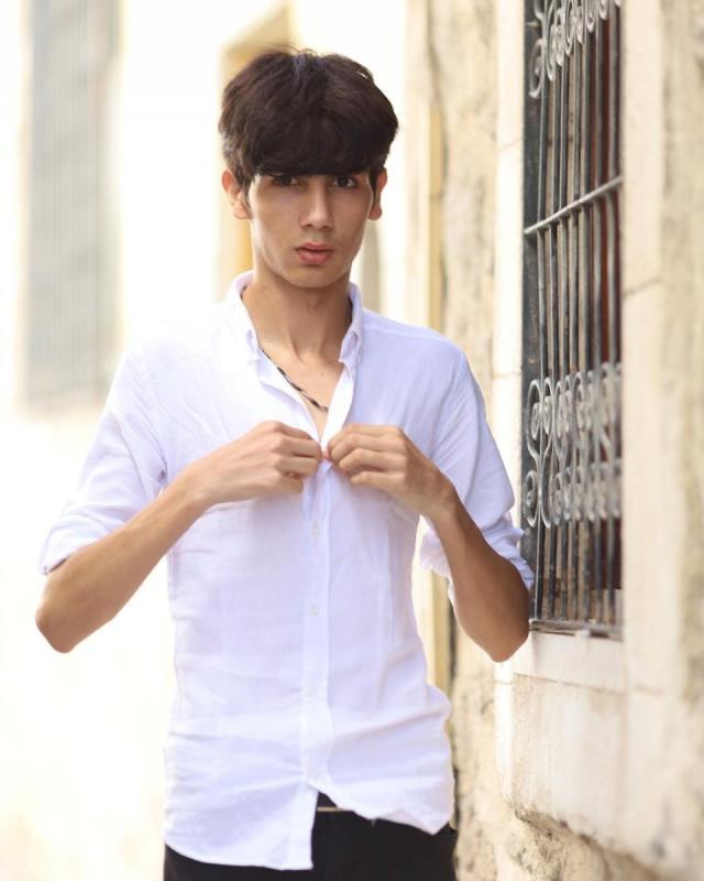 Estetikle bambaşka birine dönüşen Taha Duymaz'dan takipçisine 'kepçe kulak' cevabı