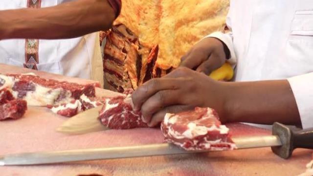 Etiyopya'da asırlardır süren sıra dışı alışkanlık! 21. yüzyılda çiğ et yiyorlar