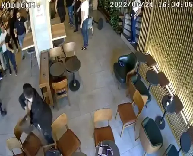 3. günde ikinci künde vakası! Kafede tuttuğu adamı sert şekilde yere yapıştırdı