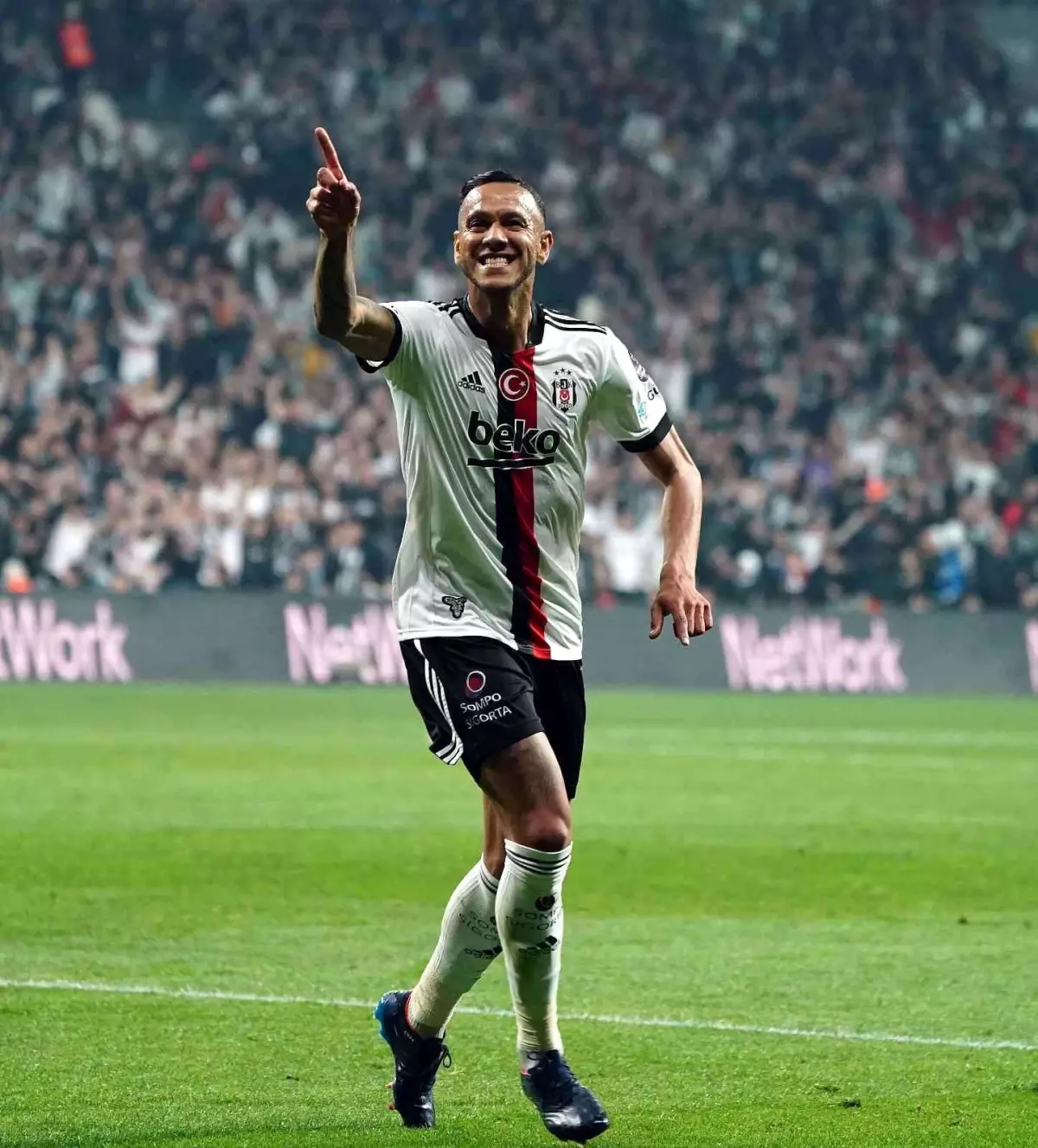 Beşiktaşlı Josef de Souza, sağ dizinden artroskopik menisküs ameliyatı olacak