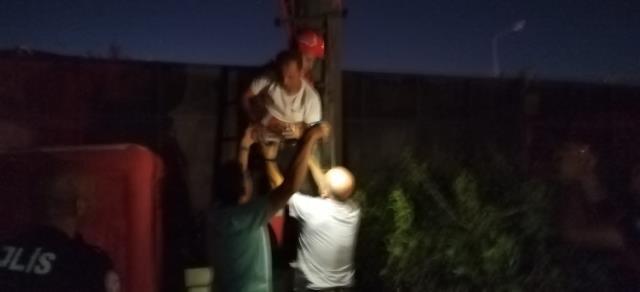 Karısından boşanmak istemeyen adam, 50 metre uzunluğundaki direğe tırmandı Karısından boşanmak istemeyen adam, 50 metre uzunluğundaki direğe tırmandı