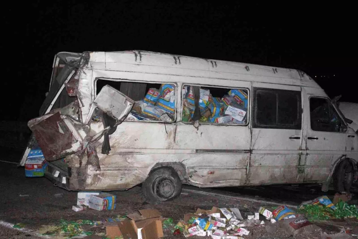 Kilis'te gıda yüklü minibüs devrilmesi sonucu karayolu trafiğe kapandı