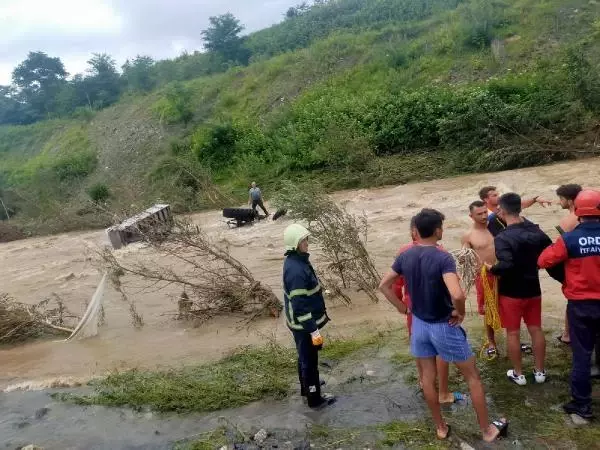 Traktörün lastiklerini yıkamak için girdiği derede kabusu yaşadı! Mahsur kalan sürücü halatla kurtarıldı