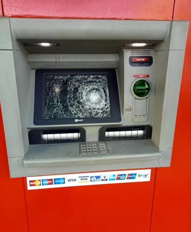 3'üncü kez ATM'leri çekiçle paramparça etti