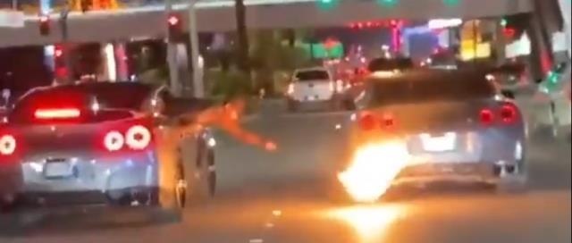 Arabanın egzozuyla marshmallowları kızarttı