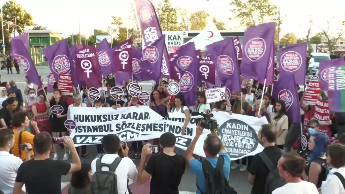 Son dakika... Danıştay'ın İstanbul Sözleşmesi Kararı Kadıköy'de Protesto Edildi: 'Siyasi İktidarın Gidişi Ancak Ellerimizden Olacak'