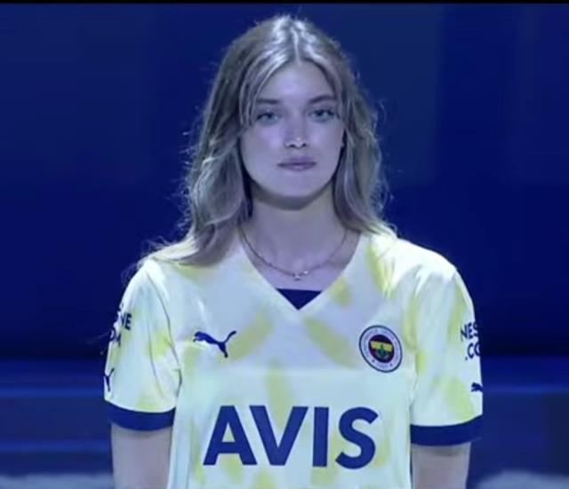 Ece Seçkin'in konser verdiği Fenerbahçe forma lansmanında ünlüler geçidi yaşandı