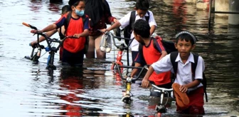 Endonezya Sel Sularıyla Boğuşuyor