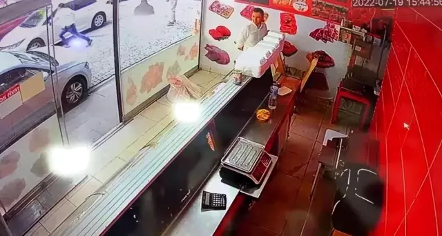 Zeytinburnu'nda yolda yürüyen kadın kör kurşunun hedefi oldu, o anlar kamerada Zeytinburnu'nda yolda yürüyen kadın kör kurşunun hedefi oldu, o anlar kamerada