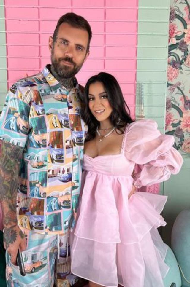 Annenin, oğlunu kreşe bırakırken giydiği kıyafete diğer velilerden tepki yağdı