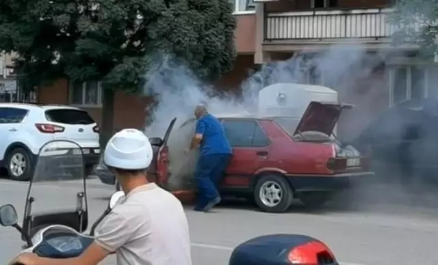 Alev topuna dönen otomobilinin içine girdi Alev topuna dönen otomobilinin içine girdi