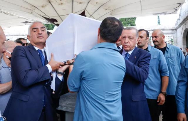 Cenaze törenine damga vuran kare! Cuhurbaşkanı Erdoğan ve İBB Başkanı İmamoğlu tokalaştı