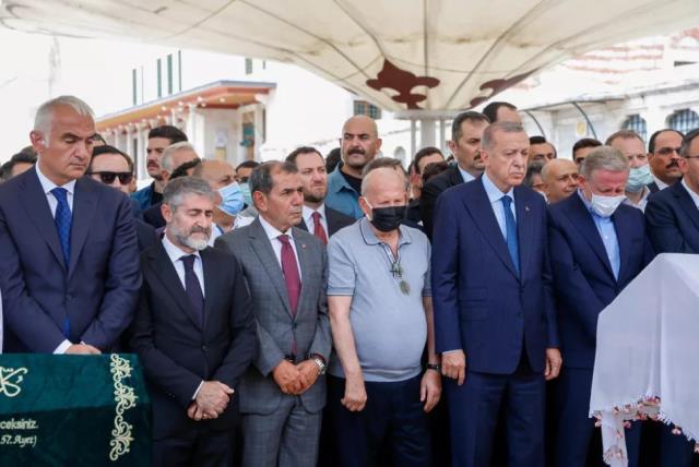 Cenaze törenine damga vuran kare! Cuhurbaşkanı Erdoğan ve İBB Başkanı İmamoğlu tokalaştı