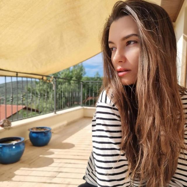 Güzel oyuncu Leyla Lydia Tuğutlu, geçtiğimiz haftalarda evlendiğini duyurdu Güzel oyuncu Leyla Lydia Tuğutlu, geçtiğimiz haftalarda evlendiğini duyurdu