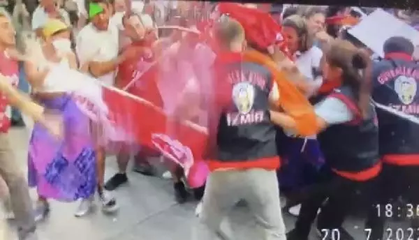 Son dakika haberleri... İZİNSİZ YÜRÜYÜŞ YAPMAK İSTEYEN GRUP İLE POLİS ARASINDA ARBEDE; 4 POLİS YARALI, 29 GÖZALTI