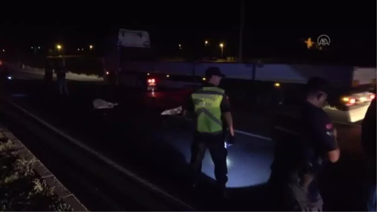 Seyir halindeki hafif ticari aracın bagajından düşen bebek öldü