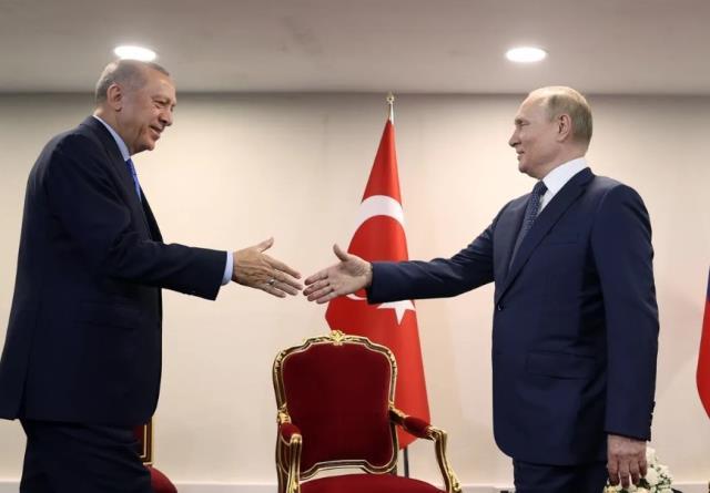 Tahran'daki zirveye damga vuran kare! Erdoğan'ı ayakta bekleyen Putin'in gerginliği suratına yansıdı