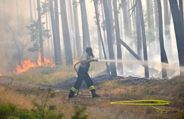 Tarihinin en yüksek sıcaklığını gören İngiltere'de evler yanarak kül oldu, halk geceyi siper kazarak geçirdi