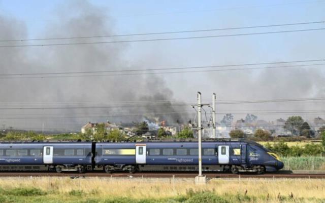 Tarihinin en yüksek sıcaklığını gören İngiltere'de evler yanarak kül oldu, halk geceyi siper kazarak geçirdi