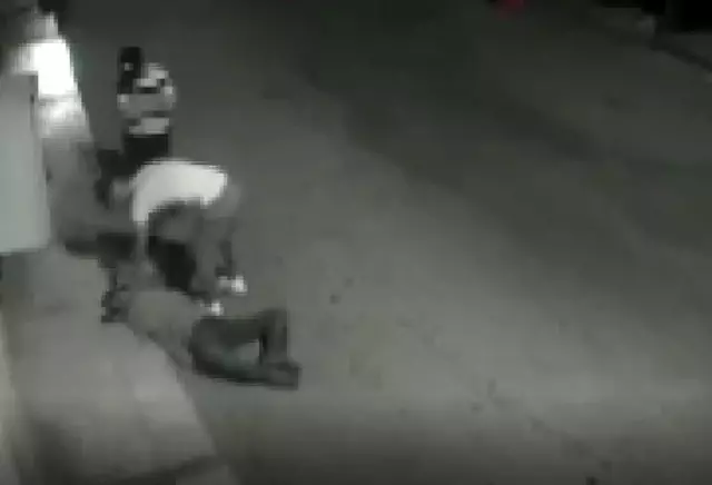 Gasbetmek istediği kişi tek yumruk darbesiyle böyle bayılttı Gasbetmek istediği kişi tek yumruk darbesiyle böyle bayılttı