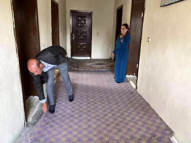 Türkiye'deki yılan ihbarına giden ekipler, evde gördükleri karşısında küçük dillerini yuttu