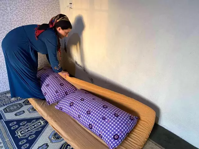 Türkiye'deki yılan ihbarına giden ekipler, evde gördükleri karşısında küçük dillerini yuttu