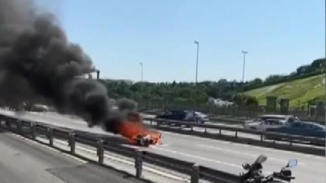 15 Temmuz Şehitler Köprüsü girişinde kaza yapan motosiklet alev aldı