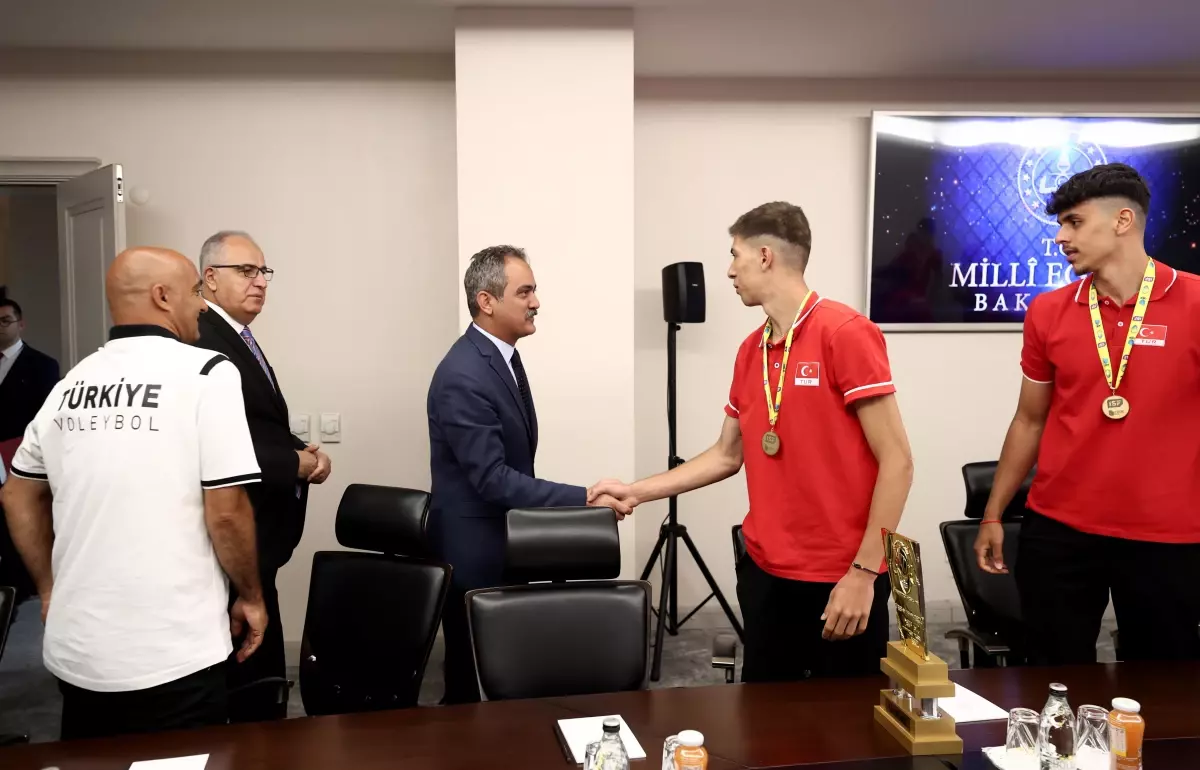 Bakan Özer, voleybolda dünya şampiyonu olan TVF Spor Lisesi Takımı'nı kutladı