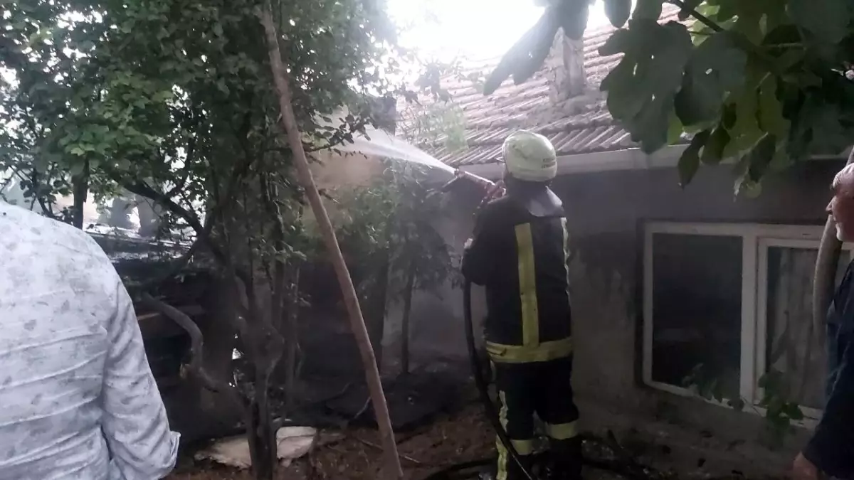 Binanın bahçesindeki kömürlükte yangın çıktı