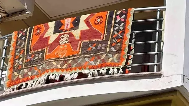 Değeri 10 bin dolar! Çalınan yüz yıllık halı bulunup sahibine teslim edildi