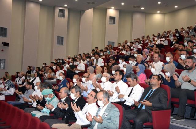 Çalıştığı hastanede öldürülen Dr. Ekrem Karakaya'ya 'şehit' unvanı verildi Çalıştığı hastanede öldürülen Dr. Ekrem Karakaya'ya 'şehit' unvanı verildi