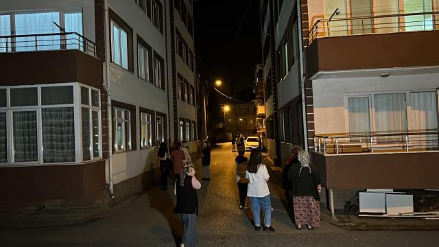 Düzce'deki deprem paniğe neden oldu! Sarsıntıdan korkan vatandaşlar iki ilde kendini sokağa attı