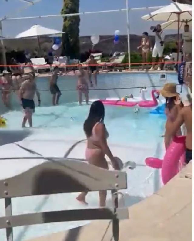 Havuz bir anda yarıldı, deliğin yuttuğu iki kişiden birinin nerede olduğu bilinmiyor