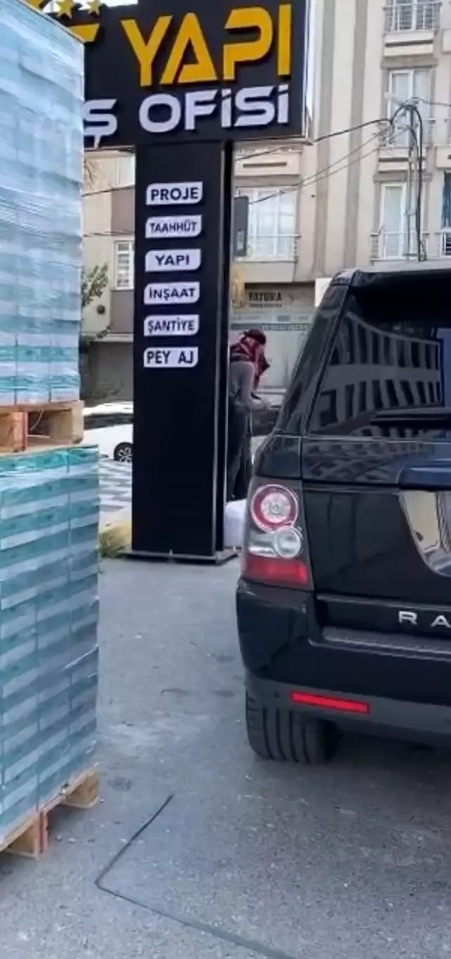 Esenyurt'ta kadın kılığına girmiş erkek paniği! Mahalle polise telefon yağdırdı