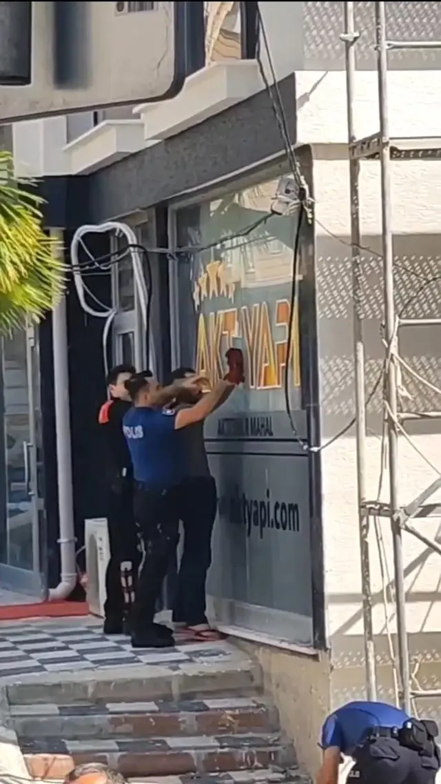 Esenyurt'ta kadın kılığına girmiş erkek paniği! Mahalle polise telefon yağdırdı