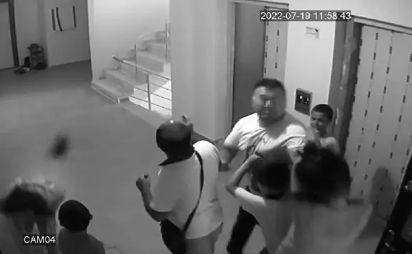 Son dakika haber | Kadınların saç saça çocuk kavgası kamerada Son dakika haber | Kadınların saç saça çocuk kavgası kamerada