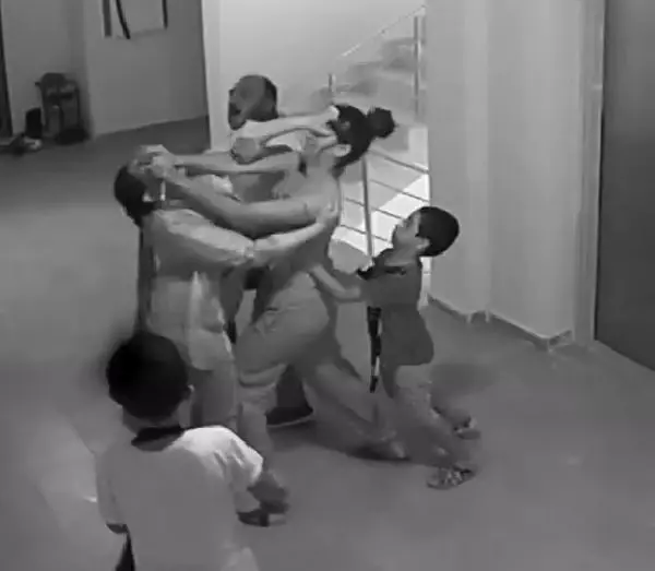 Son dakika haber | Kadınların saç saça çocuk kavgası kamerada Son dakika haber | Kadınların saç saça çocuk kavgası kamerada