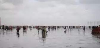 Pakistanlılar serinlemek için Clifton sahiline akın etti