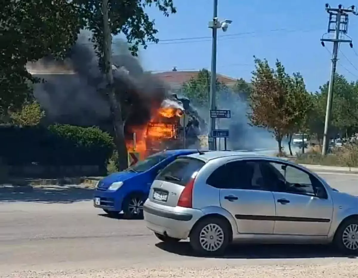 Sabah saatlerinde meydana gelen araç yangınları maddi zarara neden oldu