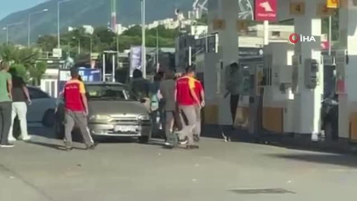 Trafikte yol verme kavgası... Yangın söndürme tüpüyle saldırdılar