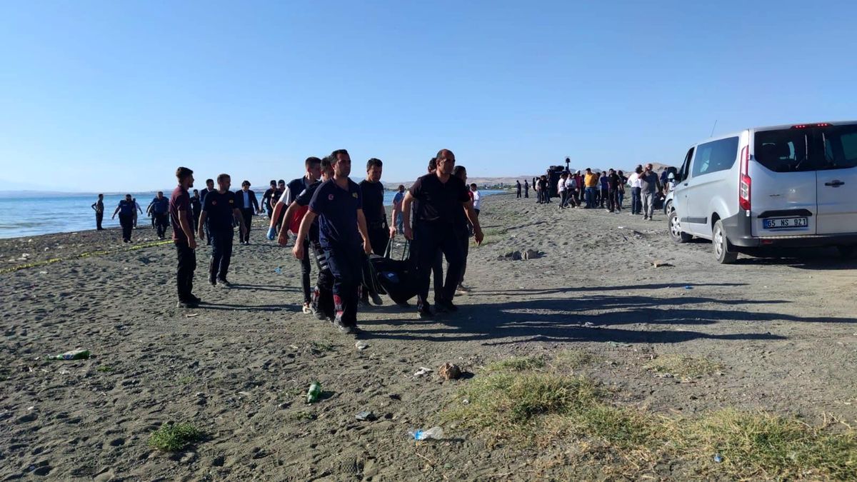  Van Gölü'ne giren çocuklardan 3'ünün cansız bedeni bulundu